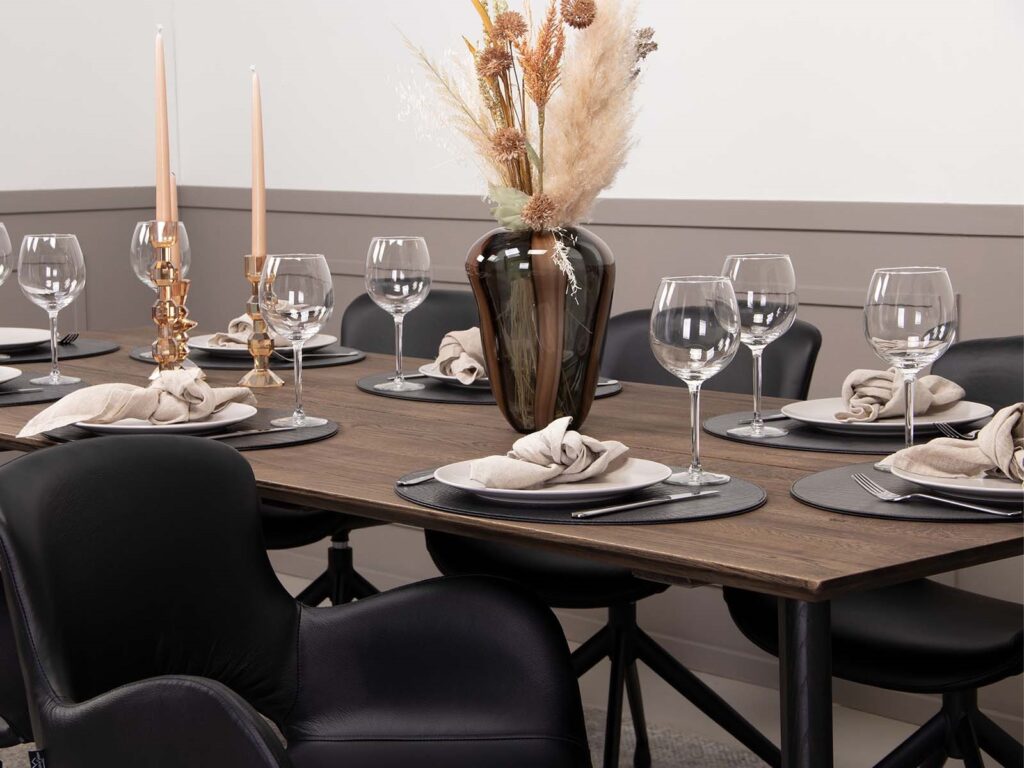 90112-94112, 73200, 101725 - Vidar tabletop, smoked & Frigg legs, black & Luna chair, black leather (1)-p plankebord med vinglas